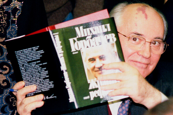 Михаил Горбачев на&nbsp;презентации своей книги &laquo;Жизнь и реформы&raquo; в&nbsp;фирменном магазине издательства &laquo;Молодая гвардия, 1996&nbsp;год