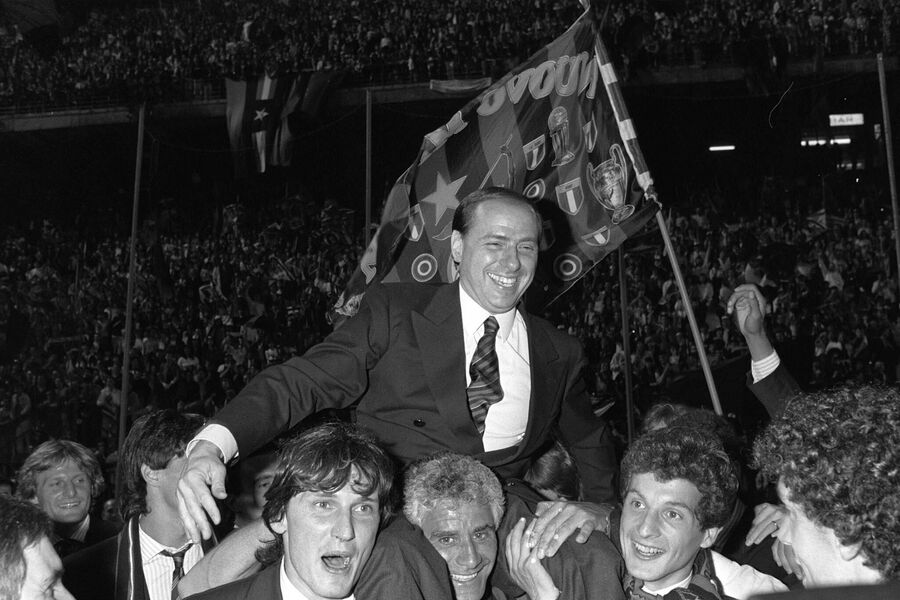 Президента &laquo;Милана&raquo; Сильвио Берлускони несут на&nbsp;плечах игроки «Милана» после победы в&nbsp;чемпионате Италии 1988&nbsp;года на&nbsp;миланском стадионе «Сан-Сиро»
