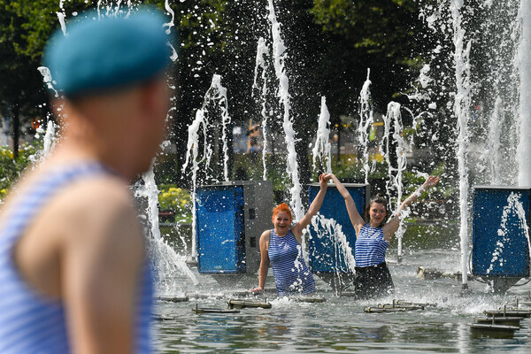 Роспотребнадзор призвал отказаться от купания в фонтанах в День ВДВ