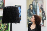 Посетительница на пресс-показе ярмарки современного, классического и ювелирного искусства «Арт Москва» в Гостином дворе, 16 апреля 2024 года