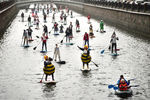 Серферы на канале Грибоедова во время первого Санкт-Петербургского фестиваля SUP-серфинга по рекам и каналам Санкт-Петербурга