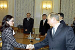 Президент РФ Владимир Путин приветствует первого заместителя главы Минэкономразвития Эльвиру Набиуллину во время встречи в Кремле, 2002 год