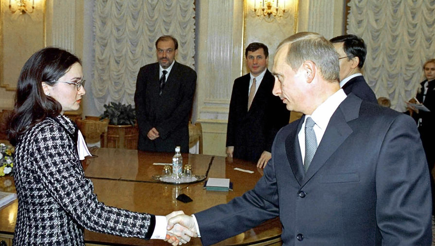 Президент РФ Владимир Путин приветствует первого заместителя главы Минэкономразвития Эльвиру Набиуллину во время встречи в&nbsp;Кремле, 2002&nbsp;год