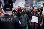 Акция протеста в аэропорту Чикаго после задержания беженцев в связи с ужесточением миграционной политики США