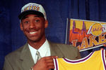 17-летний баскетболист Коби Брайант с майкой «Лос-Анджелес Лейкерс» во время пресс-конференции в Инглвуде, штат Калифорния, 1996 год