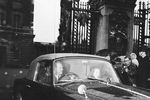 Герцог Эдинбургский Филипп с принцем Чарльзом и принцессой Анной в автомобиле около Букингемского дворца, 1964 год