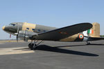 Легенда мировой и индийской военно-транспортной авиации Дуглас DC-3. Это не макет и не копия. Самолет только что произвел посадку на аэродром Yelahanka.