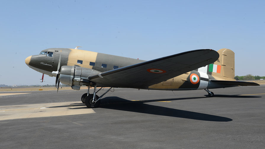 Легенда мировой и индийской военно-транспортной авиации Дуглас DC-3. Это не макет и не копия. Самолет только что произвел посадку на&nbsp;аэродром Yelahanka.