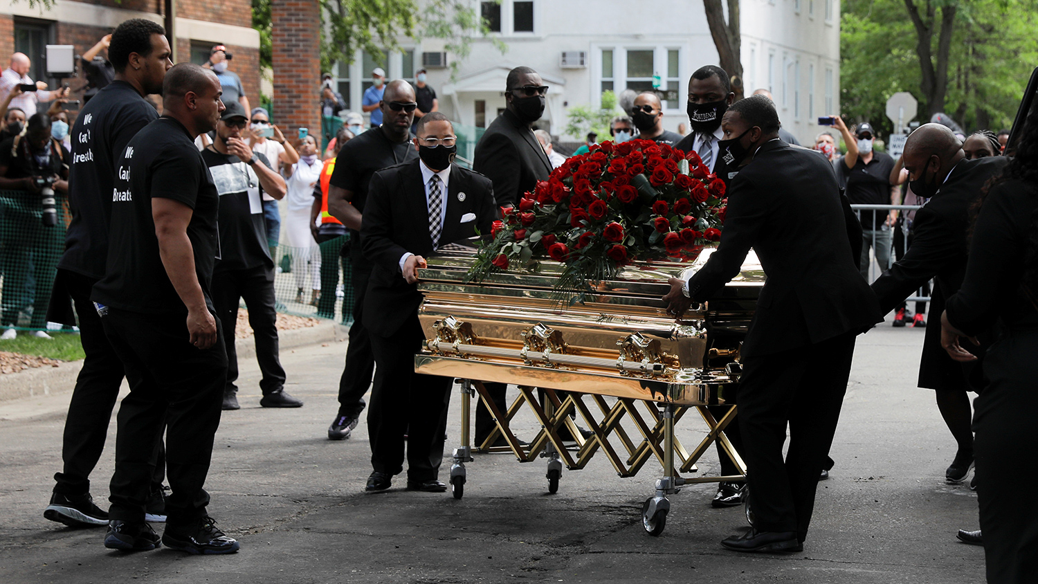 Гроб с телом Джорджа Флойда после окончания церемонии прощания в Миннеаполисе, 4 июня 2020 года