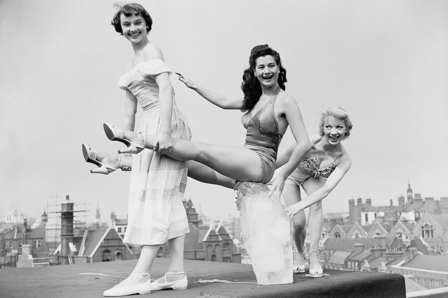 Хористки из&nbsp;спектакля «Соус тартар», среди которых Одри Хепберн (слева), на&nbsp;крыше Кембрижского театра с&nbsp;глыбой льда, Лондон, 1949&nbsp;год