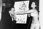 Сальвадор Дали целует руку актрисе Ракель Уэлч во время написания ее абстрактного портрета, 1965 год