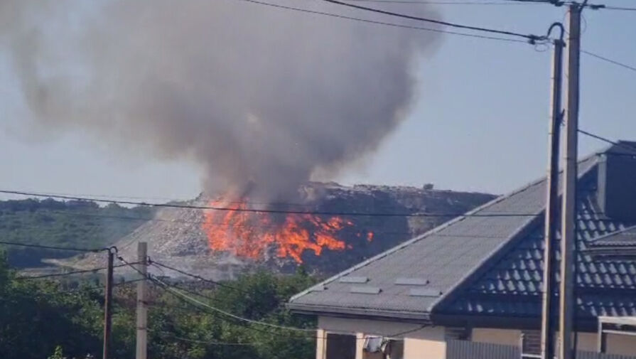 "Вонь на все село": в Новороссийске уже неделю горит свалка на площади 36 тыс. кв. м
