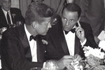 Сенатор США (и будущий президент) Джон Ф. Кеннеди и Фрэнк Синатра на ужине Демократического комитета в отеле Beverly Hilton, Лос-Анджелес, Калифорния, 1960 год