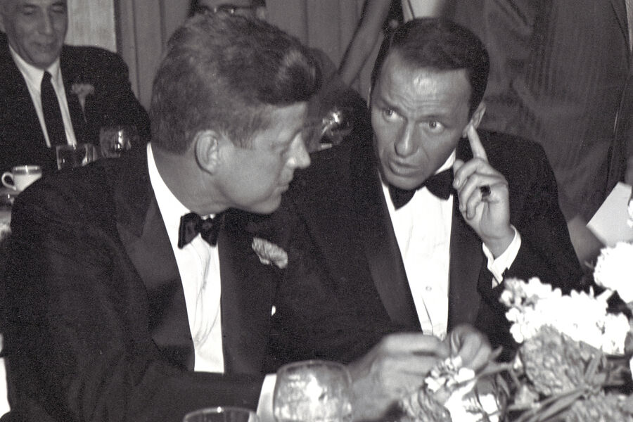 Сенатор США (и будущий президент) Джон Ф. Кеннеди и Фрэнк Синатра на&nbsp;ужине Демократического комитета в&nbsp;отеле Beverly Hilton, Лос-Анджелес, Калифорния, 1960&nbsp;год