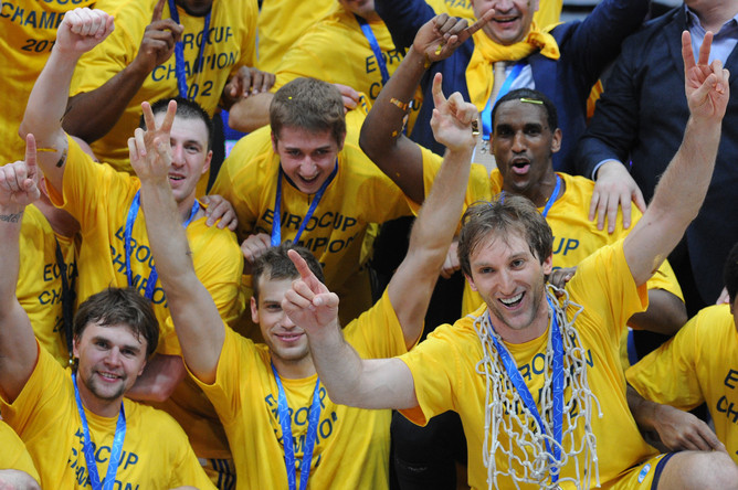 Баскетболисты «Химок» с трофеем 