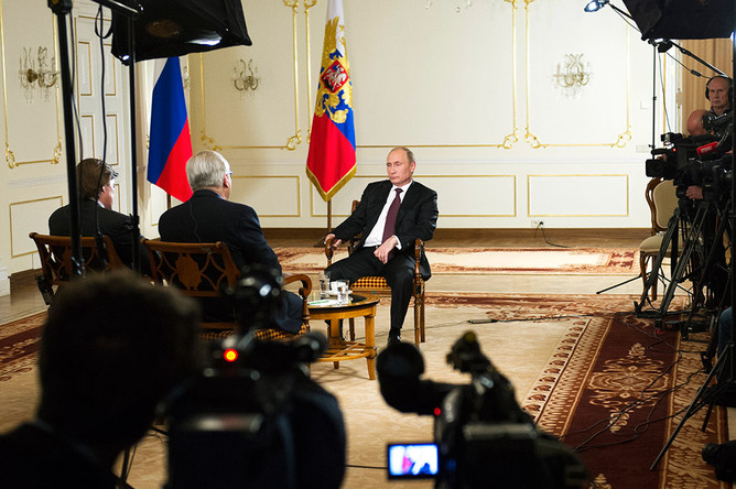 Владимир Путин во время интервью Первому каналу и агентству Associated Press в резиденции Ново-Огарево 