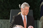 Билл Клинтон на церемонии помилования в 1998 году 