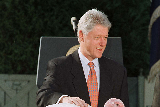 Билл Клинтон на церемонии помилования в 1998 году