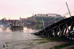 Разрушенный мост через реку Дунай в сербском городе Нови-Сад