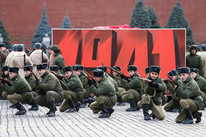 Репетиция участников марша в честь парада 7 ноября 1941 года на Красной площади