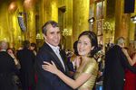 Нобелевский лауреат по химии Эрик Бетциг танцует с женой на торжественном банкете