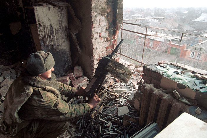 Пулеметчик федеральных частей на&nbsp;позиции в&nbsp;полуразрушенном доме в&nbsp;Грозном, январь 2000&nbsp;года