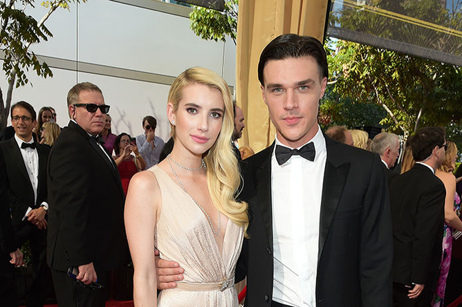 Эмма Робертс и Финн Уиттрок на церемонии Emmy Awards 2015