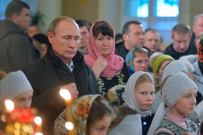 Президент России Владимир Путин принимает участие в рождественском богослужении в храме Покрова Пресвятой Богородицы в селе Тургиново Тверской области