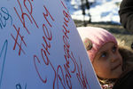 Жители Симферополя во время акции «КрымРоссияНавсегда» в честь Дня Республики Крым