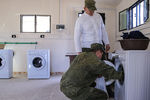 Российские военнослужащие в&nbsp;прачечной на&nbsp;авиабазе Хмеймим