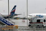 Автомобиль скорой помощи в аэропорту города, где при посадке разбился пассажирский самолет Boeing 737-800 авиакомпании FlyDubai, следовавший по маршруту Дубай — Ростов-на-Дону