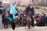 Верующие во время поклонения мощам крымского святителя Луки Войно-Ясенецкого в Донском монастыре