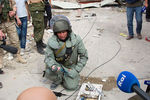 Специалист отряда Международного противоминного центра Вооруженных Сил РФ демонстрирует журналистам взрывные устройства, найденные во время работ по разминированию Пальмиры