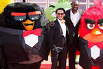 Тимур Родригез и актер Омар Си во время фотоколла Angry Birds в Каннах
