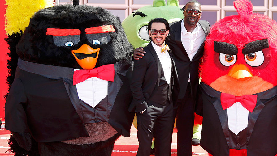 Тимур Родригез и актер Омар Си во время фотоколла Angry Birds в&nbsp;Каннах
