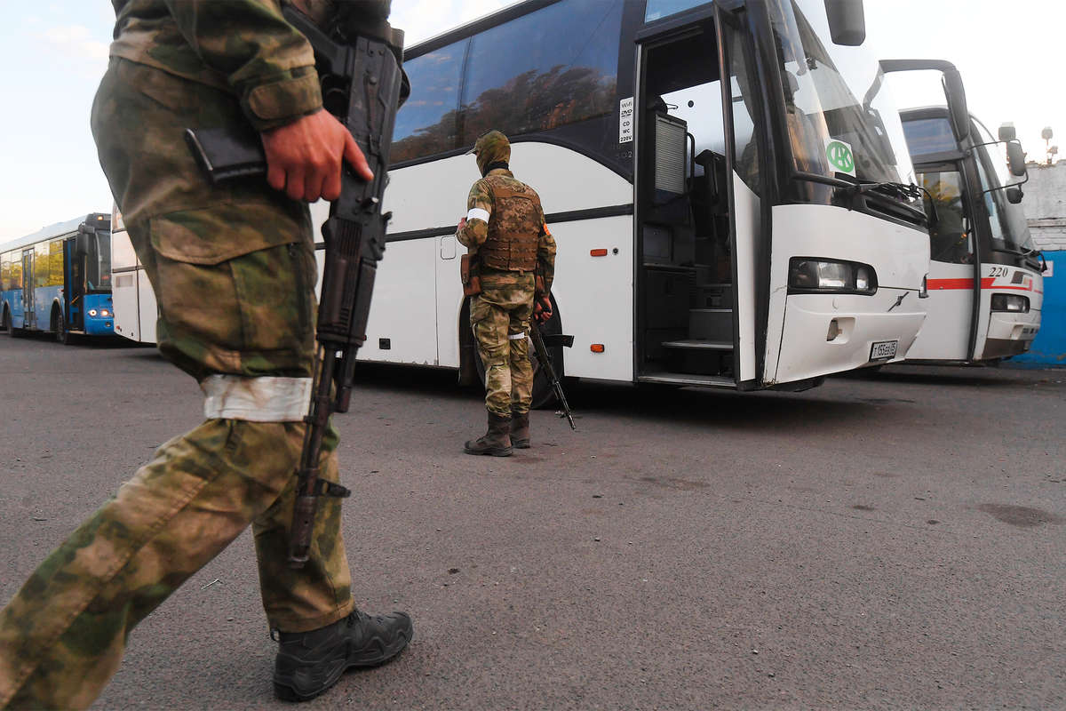 Автобусы, на которых привезли в следственный изолятор в Еленовке сдавшихся в плен украинских военнослужащих и боевиков националистического батальона «Азов», 17 мая 2022 года