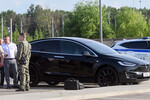 Автомобиль экс-министра транспорта РФ Романа Старовойта на парковке в Одинцовском городском округе Московской области, где было найдено его тело, 7 июля 2025 года