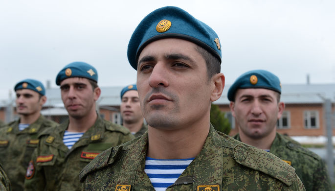 Десантники на церемонии открытия в Ингушетии памятника погибшим воинам спецназа Южного военного...