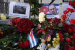 Цветы у посольства Кубы в Москве