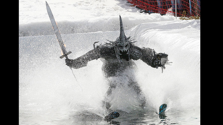 Мужчина пересекает бассейн с&nbsp;водой во время закрытия сезона на&nbsp;горнолыжном курорте Бобровый Лог в&nbsp;пригороде Красноярска, апрель 2017