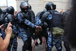 Задержание участника несанкционированного митинга на Тверской улице в Москве