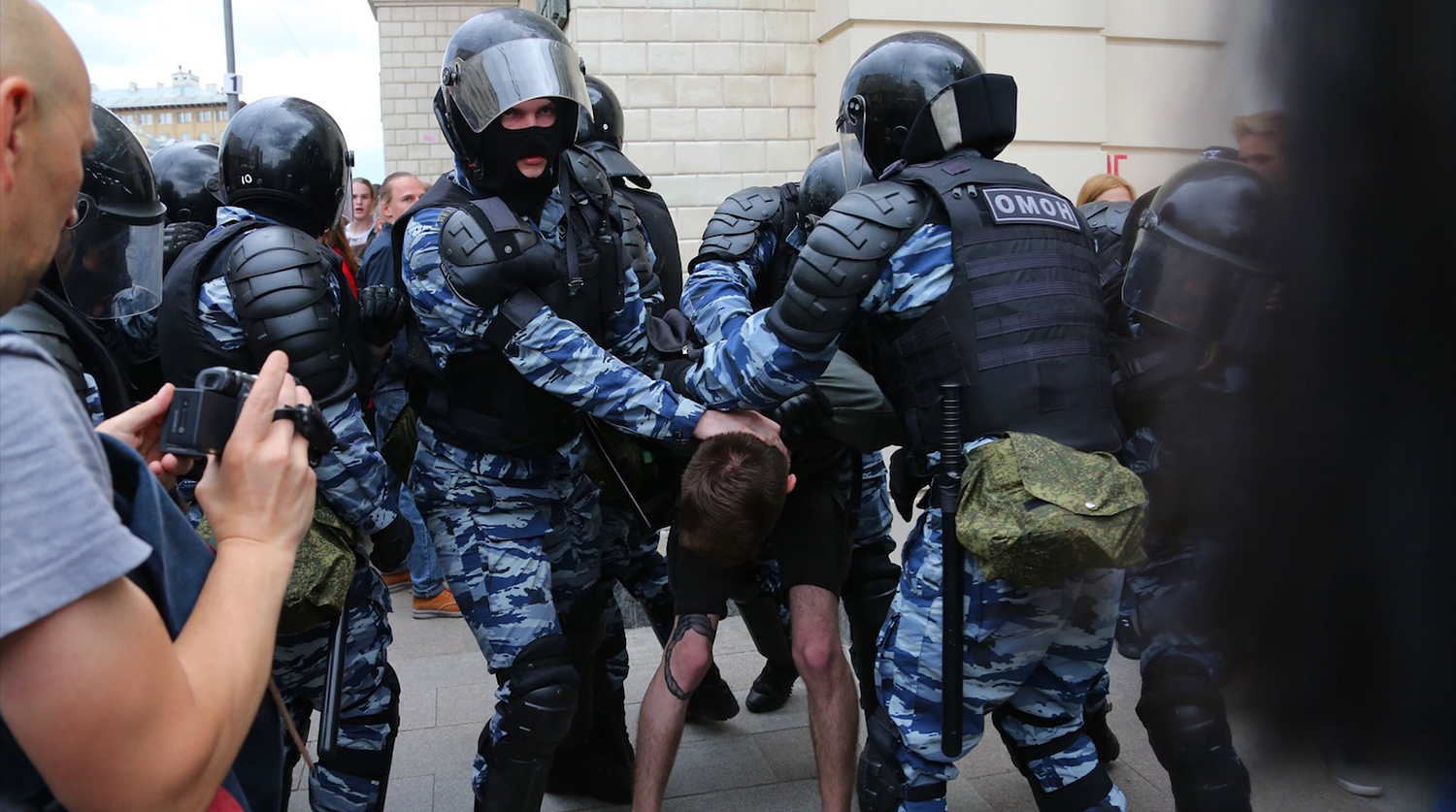 Задержание участника несанкционированного митинга на Тверской улице в Москве