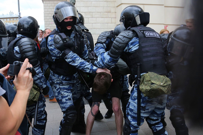 Задержание участника несанкционированного митинга на Тверской улице в Москве
