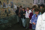 Поклонники Виктора Цоя в Кривоарбатском переулке у «стены Цоя» в Москве, на следующий день после смерти музыканта, 16 августа 1990 года