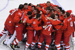 Российские хоккеисты радуются победе в финальном матче Россия - Германия по хоккею среди мужчин на XXIII зимних Олимпийских играх