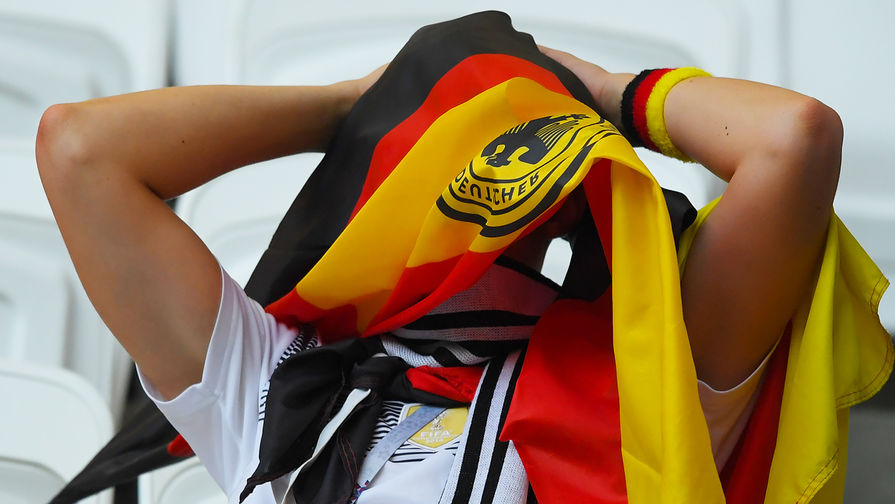 Болельщик сборной Германии после окончания матча группового этапа чемпионата мира по футболу между сборными Республики Корея и Германии
