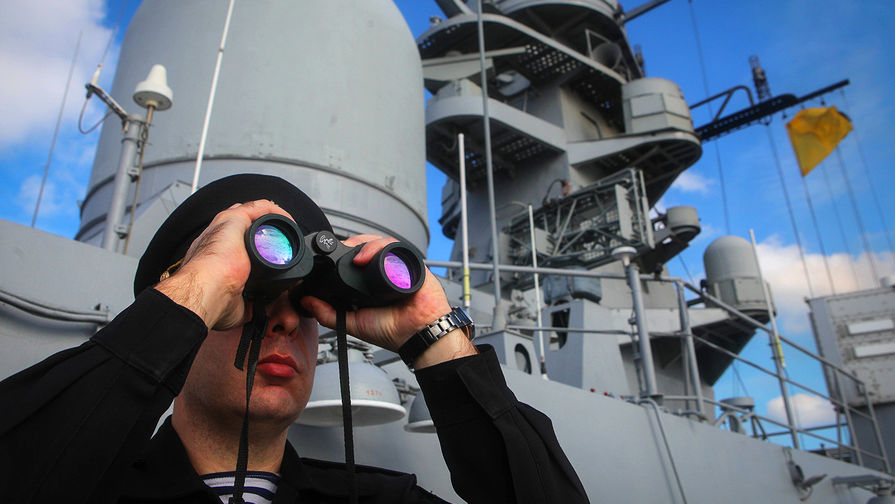 Военнослужащий во время учений корабельных группировок Каспийской флотилии