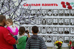 Жители поселка энергетиков Черемушки у стены с фотографиями погибших в катастрофе на Саяно-Шушенской ГЭС, 2010 год 