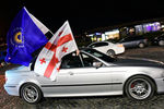 Автомобиль с флагом правящей партии «Грузинская мечта» и Государственным флагом во время празднования итогов окончания голосования во втором туре президентских выборов в Грузии, 28 ноября 2018 года