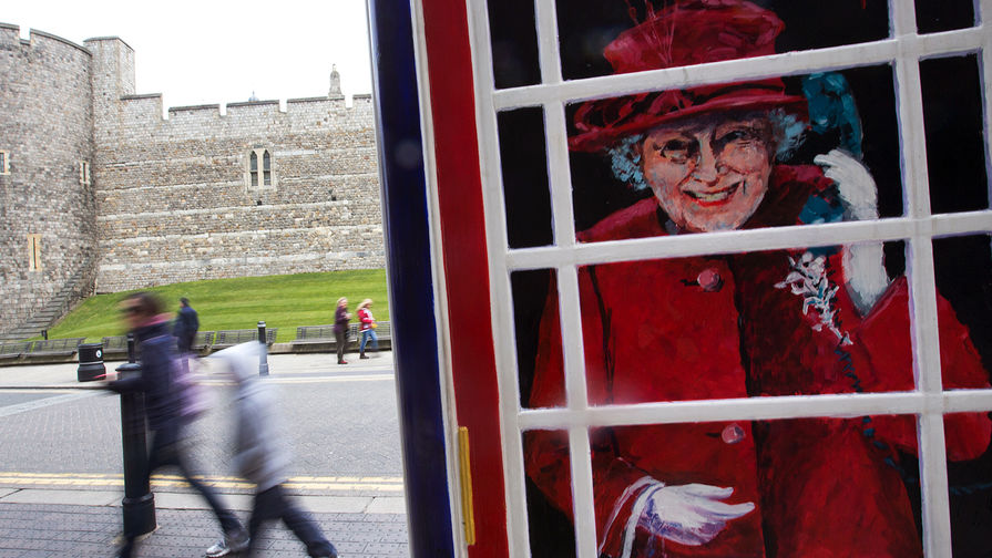 Туристы около телефонной будки с изображением королевы Великобритании Елизаветы II в Виндзоре, 2013 год